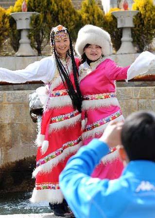 Tourists&nbsp;in&nbsp;local&nbsp;costumes&nbsp;pose&nbsp;for&nbsp;photos&nbsp;in&nbsp;Shangri-la&nbsp;County,&nbsp;Tibetan&nbsp;Autonomous&nbsp;Prefecture&nbsp;of&nbsp;Deqen,&nbsp;southwest&nbsp;China's&nbsp;Yunnan&nbsp;Province,&nbsp;March&nbsp;12,&nbsp;2010.&nbsp;Tibetan&nbsp;Autonomous&nbsp;Prefecture&nbsp;of&nbsp;Deqen&nbsp;attractted&nbsp;more&nbsp;than&nbsp;4&nbsp;millions&nbsp;tourists&nbsp;home&nbsp;and&nbsp;abroad&nbsp;in&nbsp;2009.&nbsp;[Photo:&nbsp;Xinhua]