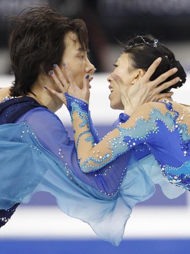 Pang&nbsp;Qing&nbsp;(L)&nbsp;and&nbsp;Tong&nbsp;Jian&nbsp;of&nbsp;China&nbsp;perform&nbsp;during&nbsp;the&nbsp;pairs&nbsp;short&nbsp;program&nbsp;event&nbsp;at&nbsp;the&nbsp;World&nbsp;Figure&nbsp;Skating&nbsp;Championships&nbsp;in&nbsp;Turin&nbsp;March&nbsp;23,&nbsp;2010.(Xinhua/Reuters&nbsp;Photo)
