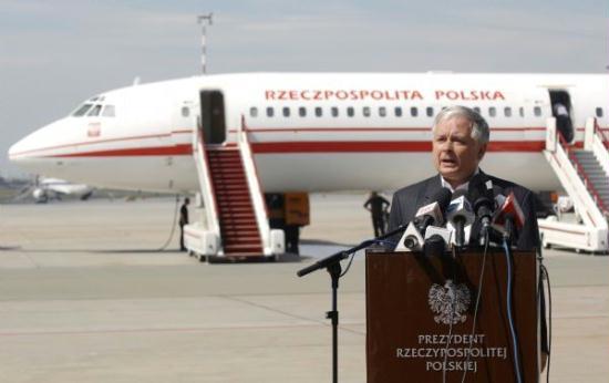 Polish&nbsp;President&nbsp;Lech&nbsp;Kaczynski&nbsp;speaks&nbsp;in&nbsp;front&nbsp;of&nbsp;a&nbsp;Polish&nbsp;government&nbsp;Tupolev&nbsp;Tu-154&nbsp;aircraft&nbsp;at&nbsp;Krakow&nbsp;airport&nbsp;in&nbsp;this&nbsp;August&nbsp;8,&nbsp;2008&nbsp;file&nbsp;photo.&nbsp;Kaczynski&nbsp;was&nbsp;feared&nbsp;dead&nbsp;after&nbsp;his&nbsp;plane&nbsp;crashed&nbsp;on&nbsp;approach&nbsp;to&nbsp;a&nbsp;Russian&nbsp;airport&nbsp;on&nbsp;Saturday.(Xinhua/Reuters)
