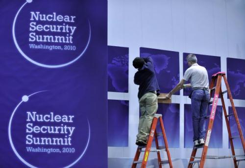 Workers&nbsp;do&nbsp;the&nbsp;final&nbsp;preparation&nbsp;work&nbsp;in&nbsp;the&nbsp;Washington&nbsp;Convention&nbsp;Center&nbsp;in&nbsp;Washington&nbsp;D.C.,&nbsp;capital&nbsp;of&nbsp;the&nbsp;United&nbsp;States,&nbsp;April&nbsp;11,&nbsp;2010.&nbsp;The&nbsp;Nuclear&nbsp;Security&nbsp;Summit&nbsp;will&nbsp;be&nbsp;held&nbsp;at&nbsp;the&nbsp;Washington&nbsp;Convention&nbsp;Center&nbsp;on&nbsp;April&nbsp;12&nbsp;and&nbsp;13.&nbsp;(Xinhua/Zhang&nbsp;Jun)