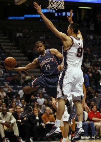 Charlotte&nbsp;Bobcats'&nbsp;D.J.&nbsp;Augustin&nbsp;(L)&nbsp;passes&nbsp;against&nbsp;New&nbsp;Jersey&nbsp;Nets'&nbsp;Yi&nbsp;Jianlian&nbsp;in&nbsp;the&nbsp;second&nbsp;half&nbsp;of&nbsp;their&nbsp;NBA&nbsp;basketball&nbsp;game&nbsp;in&nbsp;East&nbsp;Rutherford,&nbsp;New&nbsp;Jersey&nbsp;April&nbsp;12,&nbsp;2010.&nbsp;This&nbsp;is&nbsp;the&nbsp;Nets'&nbsp;last&nbsp;game&nbsp;at&nbsp;the&nbsp;Izod&nbsp;Center&nbsp;after&nbsp;playing&nbsp;for&nbsp;29&nbsp;seasons&nbsp;at&nbsp;this&nbsp;arena.&nbsp;Nets&nbsp;lost&nbsp;95-105.(Xinhua/Reuters&nbsp;Photo)