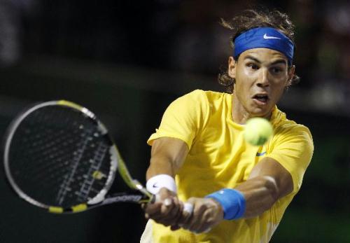 Rafael&nbsp;Nadal&nbsp;of&nbsp;Spain&nbsp;returns&nbsp;a&nbsp;shot&nbsp;to&nbsp;Jo-Wilfried&nbsp;Tsonga&nbsp;of&nbsp;France&nbsp;at&nbsp;the&nbsp;Sony&nbsp;Ericsson&nbsp;Open&nbsp;tennis&nbsp;tournament&nbsp;in&nbsp;Key&nbsp;Biscayne,&nbsp;Florida,&nbsp;March&nbsp;31,&nbsp;2010.&nbsp;(Xinhua/Reuters&nbsp;File&nbsp;Photo)
