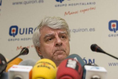 Quiron&nbsp;Hospital&nbsp;doctor&nbsp;Rafael&nbsp;Esteban&nbsp;Mur&nbsp;speaks&nbsp;at&nbsp;a&nbsp;news&nbsp;briefing&nbsp;on&nbsp;Samaranch's&nbsp;condition,&nbsp;in&nbsp;Barcelona,&nbsp;Spain,&nbsp;April&nbsp;20,&nbsp;2010.&nbsp;(Xinhua/Miguel&nbsp;Berasategui)