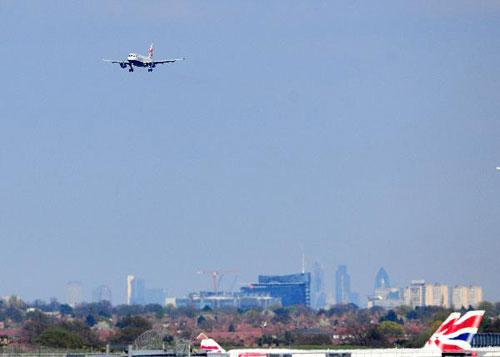 An&nbsp;airplane&nbsp;of&nbsp;British&nbsp;Airways&nbsp;is&nbsp;about&nbsp;to&nbsp;land&nbsp;at&nbsp;the&nbsp;Heathrow&nbsp;Airport&nbsp;in&nbsp;London,&nbsp;capital&nbsp;of&nbsp;Britain,&nbsp;April&nbsp;21,&nbsp;2010.&nbsp;(Xinhua/Zeng&nbsp;Yi)