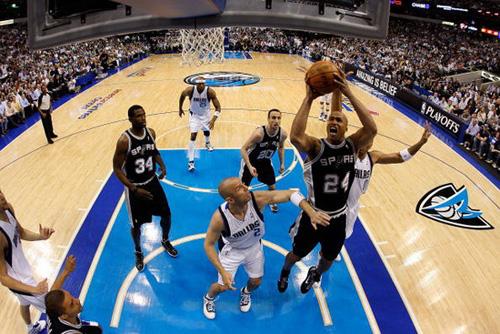 San&nbsp;Antonio&nbsp;Spurs&nbsp;forward&nbsp;Richard&nbsp;Jefferson&nbsp;(24)&nbsp;goes&nbsp;up&nbsp;for&nbsp;a&nbsp;shot&nbsp;during&nbsp;Game&nbsp;2&nbsp;of&nbsp;NBA&nbsp;Western&nbsp;Conference&nbsp;playoff&nbsp;series&nbsp;in&nbsp;Dallas,&nbsp;Texas&nbsp;April&nbsp;21,&nbsp;2010.&nbsp;Richard&nbsp;Jefferson&nbsp;rebounded&nbsp;from&nbsp;a&nbsp;miserable&nbsp;performance&nbsp;in&nbsp;the&nbsp;opener&nbsp;to&nbsp;score&nbsp;19&nbsp;points,&nbsp;helping&nbsp;the&nbsp;San&nbsp;Antonio&nbsp;Spurs&nbsp;beat&nbsp;the&nbsp;Dallas&nbsp;Mavericks&nbsp;102-88&nbsp;on&nbsp;Wednesday&nbsp;night&nbsp;and&nbsp;tie&nbsp;their&nbsp;first-round&nbsp;series&nbsp;at&nbsp;one&nbsp;game&nbsp;apiece.[Photo:&nbsp;Sina.com.cn]