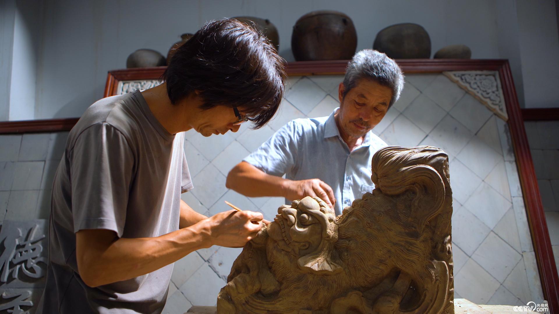 父子制作砖雕牛腿过程