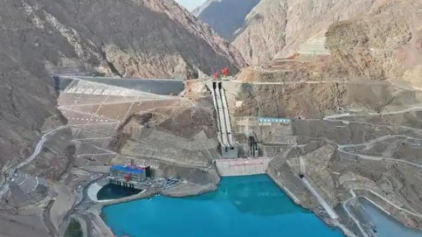 Water control project in Xinjiang begins storing water