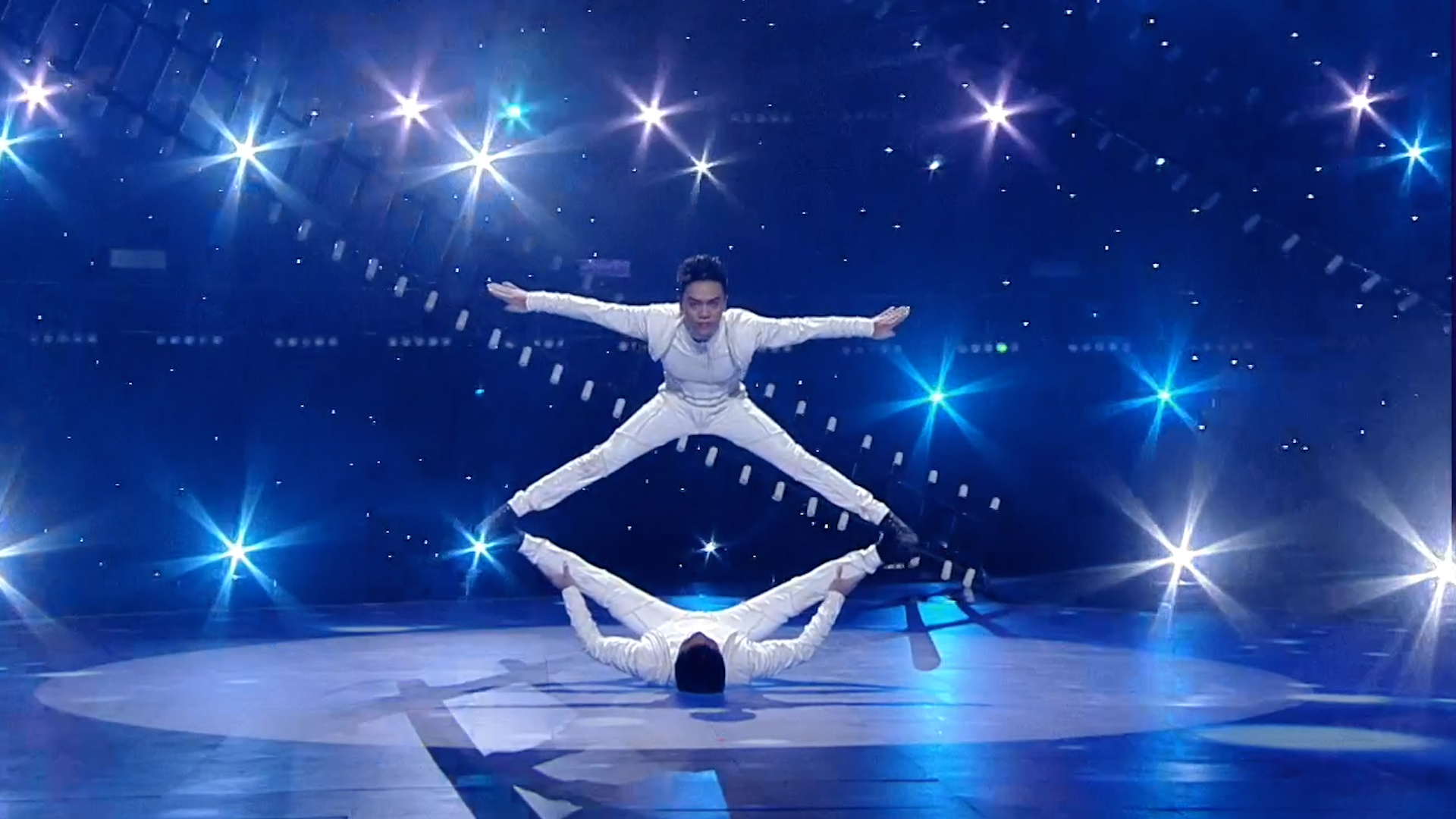 Twin brothers perform acrobatics: Duo Strength