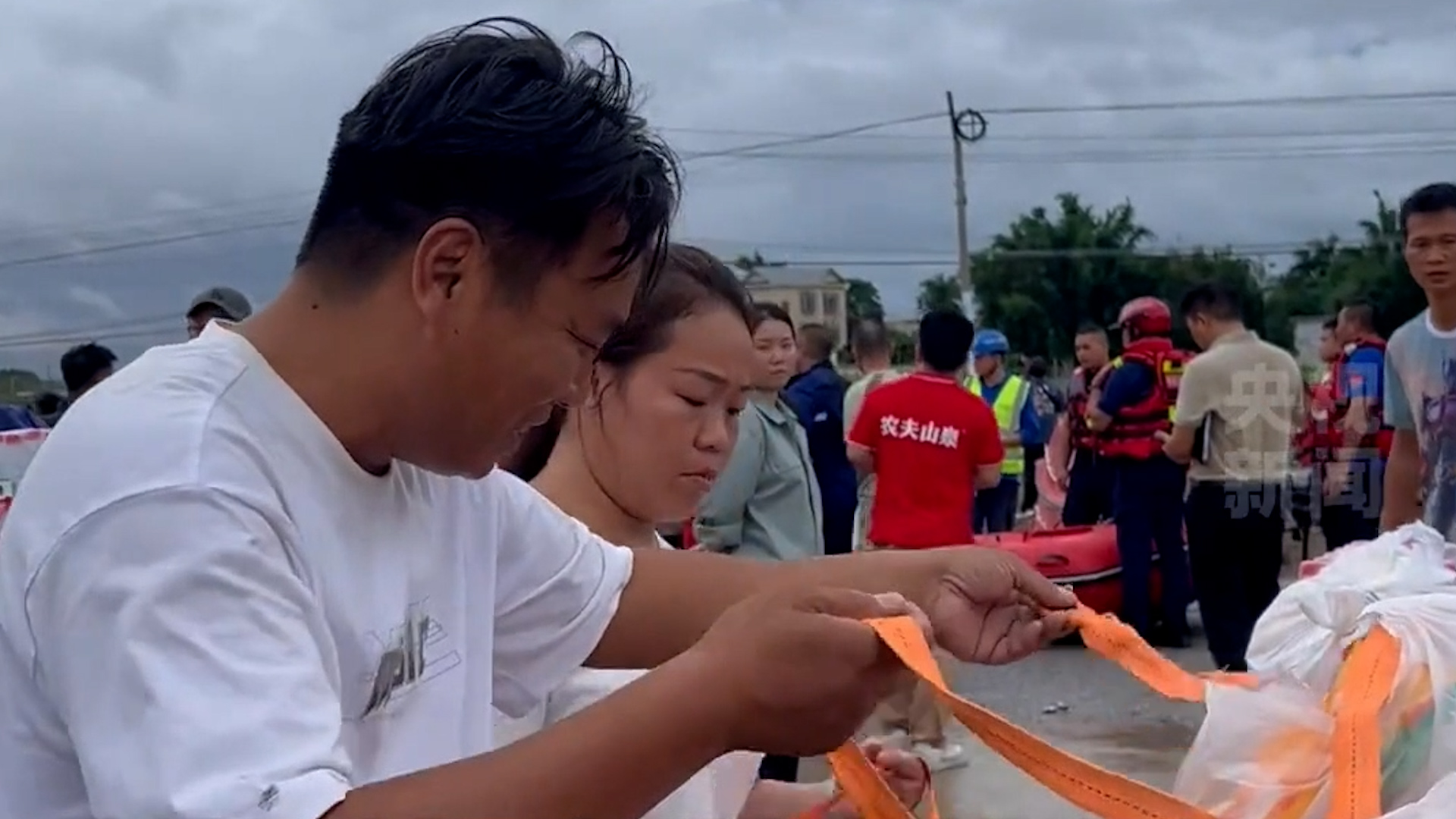 Nanning couple brings drones to aid flood-stricken Hengzhou