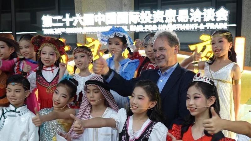US-China Business Council President takes selfies with children