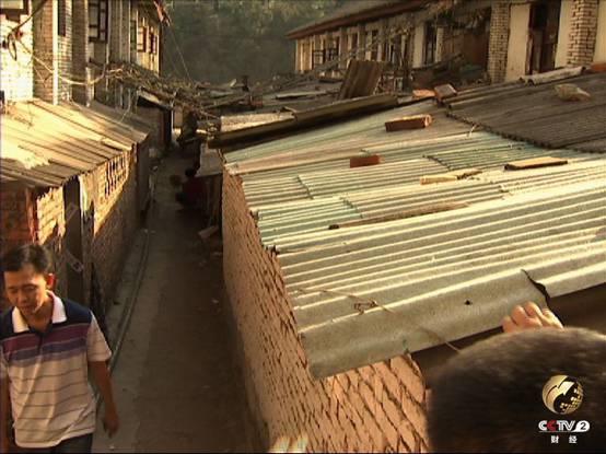 六人挤在不到40平米的老旧危房 棚户区居民苦不堪言