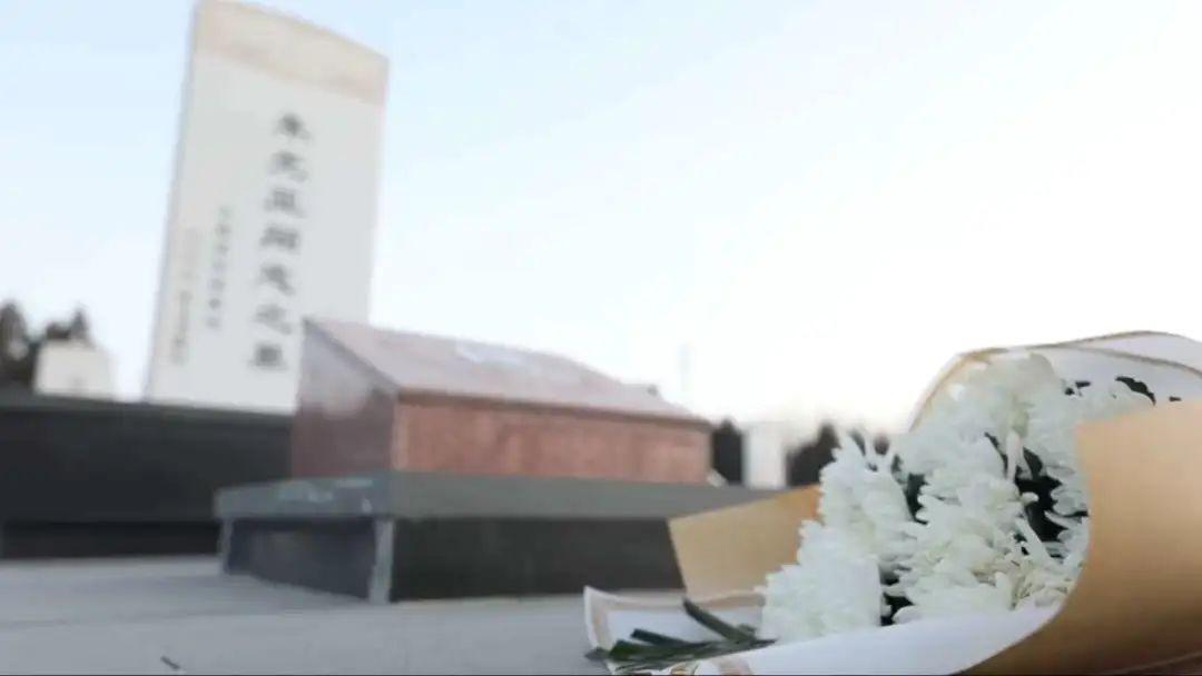 《乐龄唱响》节目组为长眠在此的科学家和解放军战士献花