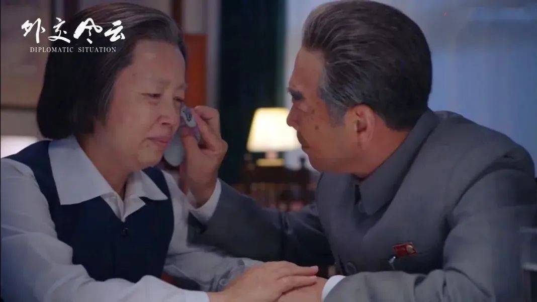主持人黄薇在《外交风云》中再次扮演邓颖超