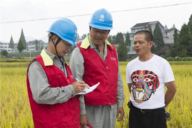 2017年9月22日，郑国标（左二）服务三农保障可靠用电