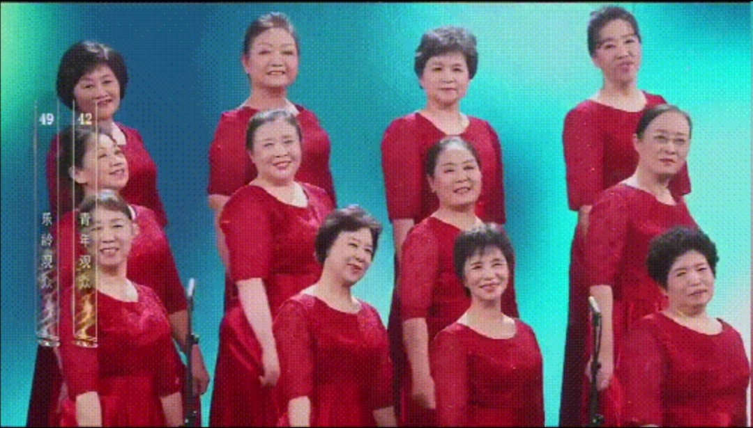 女团员演出时丰富的舞动动作