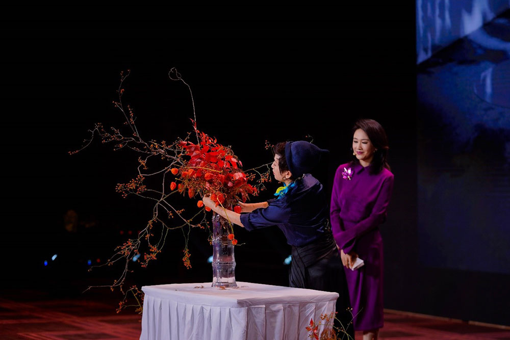 设计师演示插花