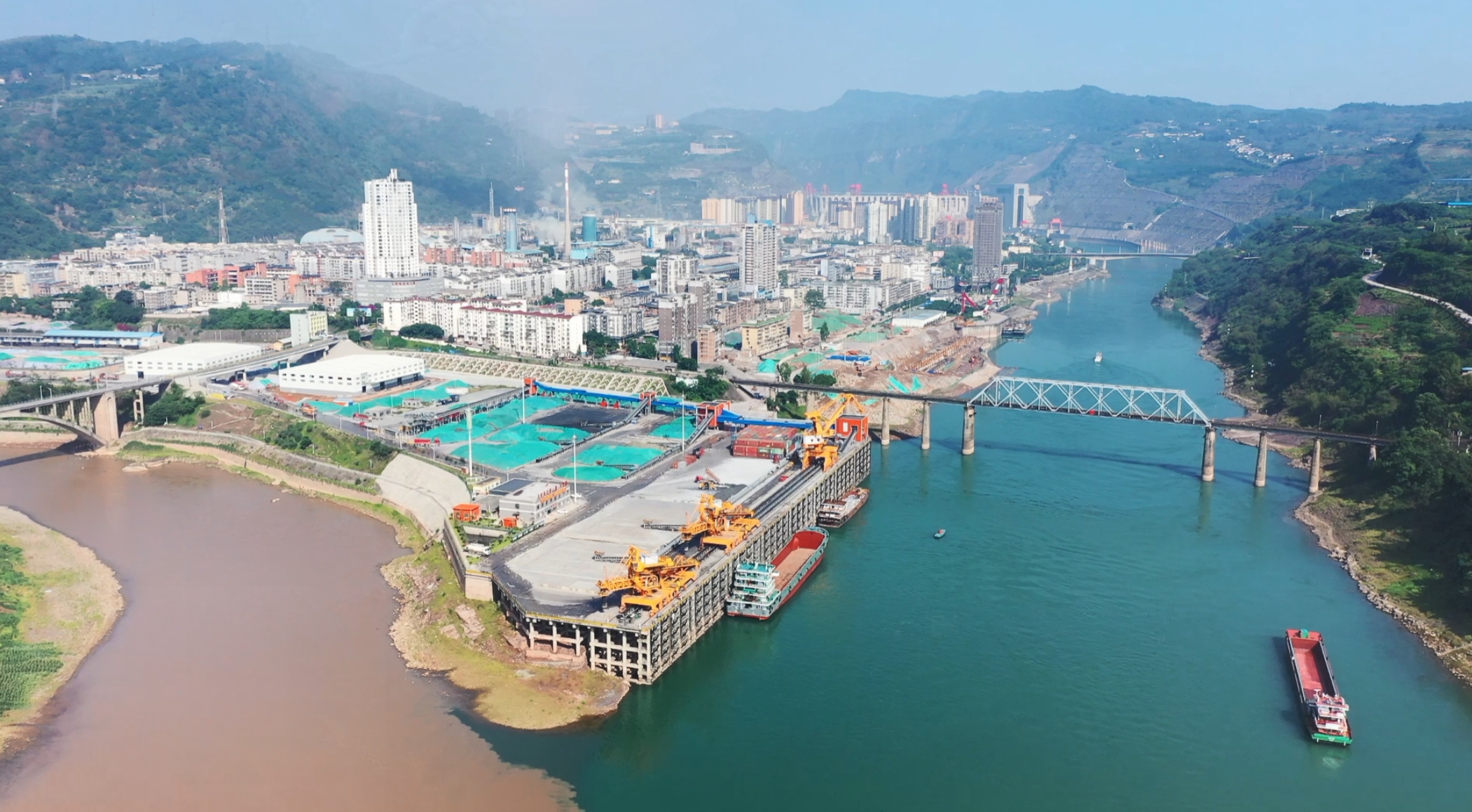 水富市区(右侧为金沙江 左侧为横江)