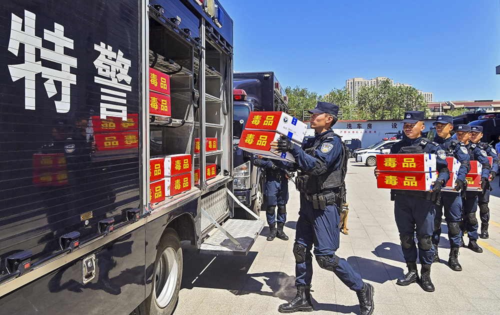 2025年6月24日,新疆乌鲁木齐公安特警将封装严密的毒品装车运往销毁地点。