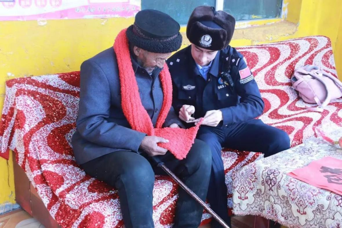 民警走访牧民住所,提供帮助