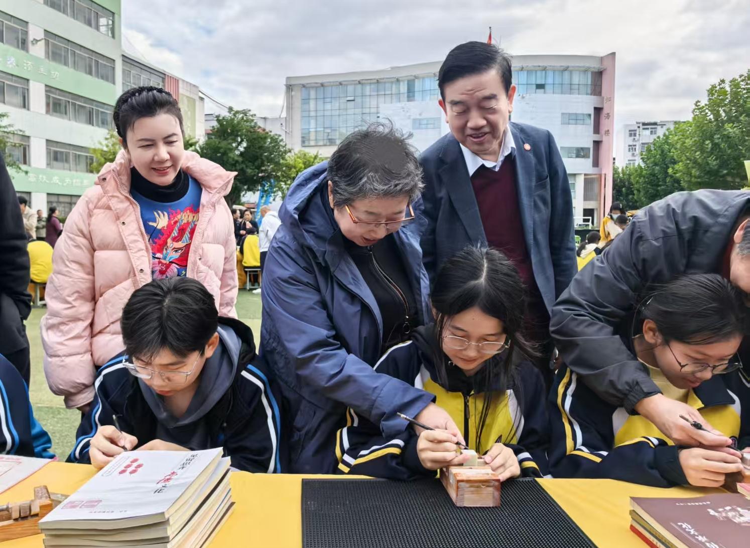 嘉宾现场指导学生篆刻