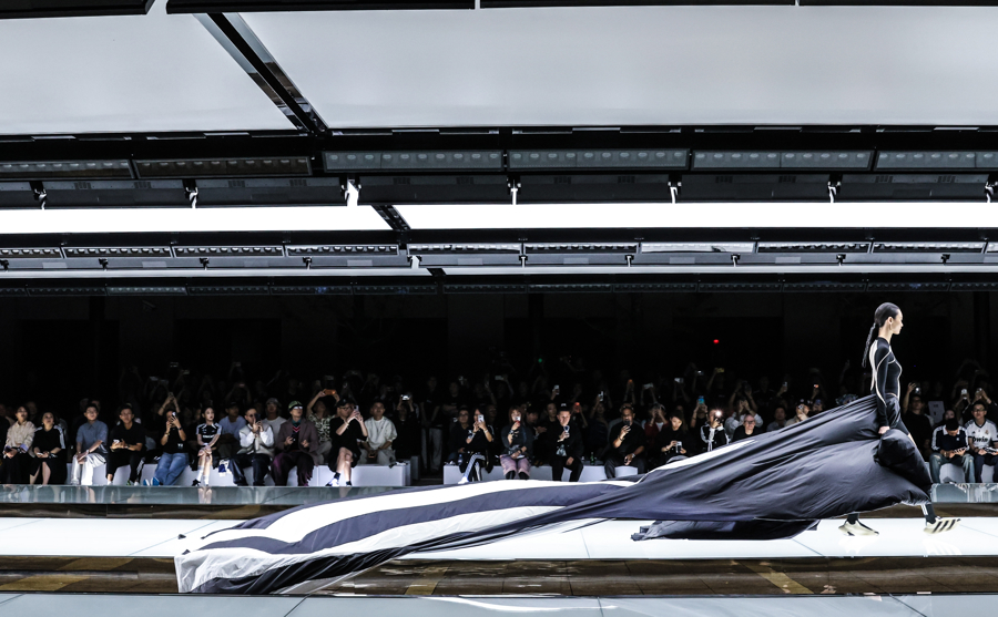 图为超模贺聪亮相大秀现场