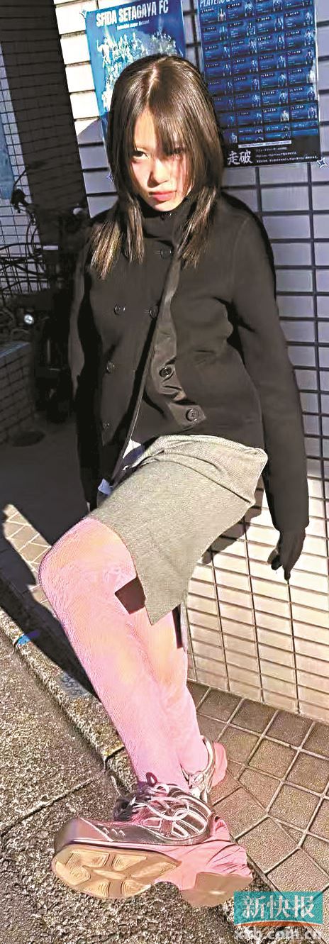 复杂图案的混搭,色调统一就能营造整体造型的协调感,轻松驾驭。