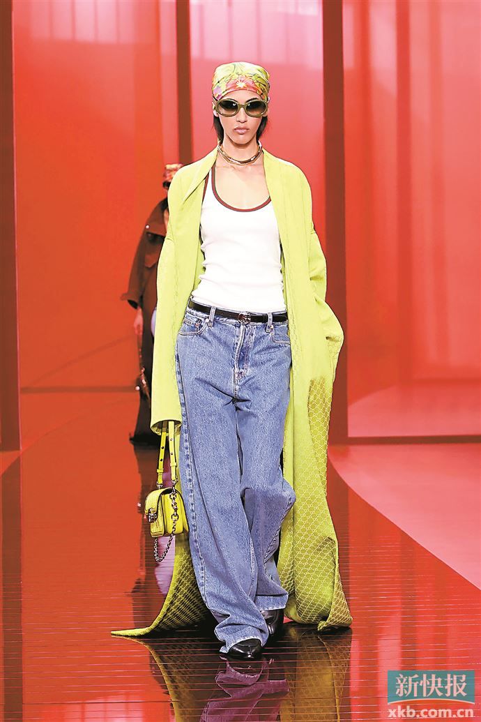 内搭选白或米白色等浅色系基础款,中和嫩芽绿同时提亮肤色。