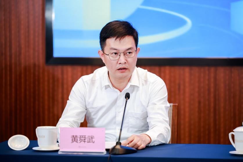 饶平县委常委黄舜武答记者问