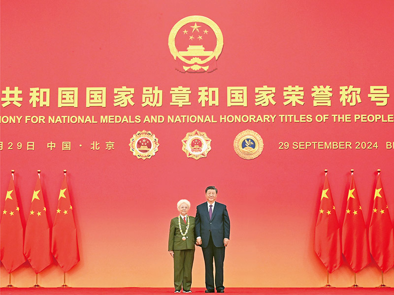 2024年9月29日,习近平总书记向“人民艺术家”国家荣誉称号获得者田华颁授奖章。