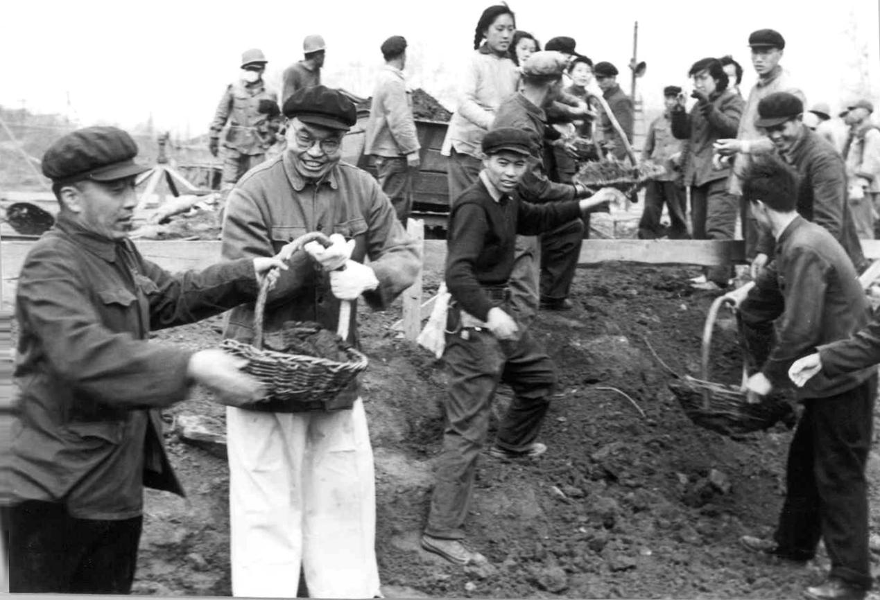 1959年5月,匡亚明校长参加理化楼建筑工地的劳动。