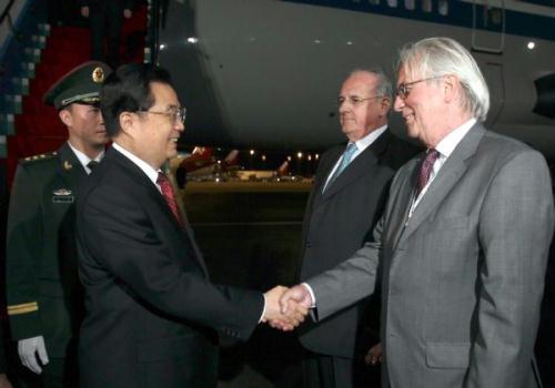 Chinese&nbsp;President&nbsp;Hu&nbsp;Jintao&nbsp;(L,&nbsp;front)&nbsp;is&nbsp;greeted&nbsp;by&nbsp;Brazilian&nbsp;senior&nbsp;officials&nbsp;upon&nbsp;his&nbsp;arrival&nbsp;in&nbsp;Brasilia,&nbsp;capital&nbsp;of&nbsp;Brazil,&nbsp;April&nbsp;14,&nbsp;2010.&nbsp;Chinese&nbsp;President&nbsp;Hu&nbsp;Jintao&nbsp;arrived&nbsp;in&nbsp;Brasilia&nbsp;on&nbsp;Wednesday&nbsp;for&nbsp;a&nbsp;summit&nbsp;of&nbsp;Brazil,&nbsp;Russia,&nbsp;India&nbsp;and&nbsp;China&nbsp;slated&nbsp;for&nbsp;Thursday&nbsp;and&nbsp;Friday,&nbsp;and&nbsp;a&nbsp;state&nbsp;visit&nbsp;to&nbsp;the&nbsp;Latin&nbsp;American&nbsp;state.&nbsp;(Xinhua/Ju&nbsp;Peng)