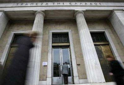 People&nbsp;walk&nbsp;outside&nbsp;the&nbsp;Bank&nbsp;of&nbsp;Greece&nbsp;in&nbsp;Athens&nbsp;January&nbsp;7,&nbsp;2010.&nbsp;REUTERS/John&nbsp;Kolesidis&nbsp;Karahalis