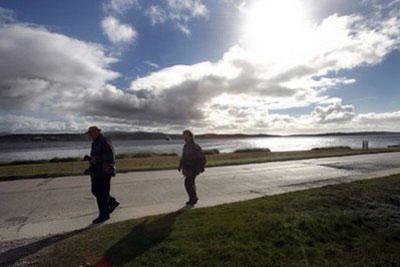 German&nbsp;tourists&nbsp;walk&nbsp;in&nbsp;Stanley,&nbsp;Falkland&nbsp;Islands.&nbsp;(AFP/File/Daniel&nbsp;Garcia)