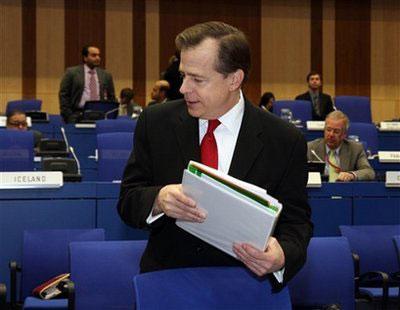 U.S.&nbsp;Ambassador&nbsp;to&nbsp;the&nbsp;International&nbsp;Atomic&nbsp;Energy&nbsp;Agency,&nbsp;IAEA,&nbsp;Glyn&nbsp;Davies&nbsp;arrives&nbsp;for&nbsp;the&nbsp;IAEA's&nbsp;board&nbsp;of&nbsp;governors&nbsp;meeting&nbsp;at&nbsp;the&nbsp;International&nbsp;Center,&nbsp;in&nbsp;Vienna,&nbsp;on&nbsp;Tuesday,&nbsp;March&nbsp;2,&nbsp;2010.&nbsp;(AP&nbsp;Photo/Ronald&nbsp;Zak)