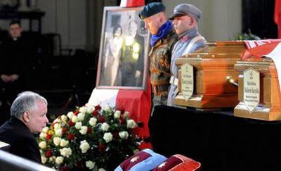 Poland's&nbsp;former&nbsp;Prime&nbsp;Minister&nbsp;Jaroslaw&nbsp;Kaczynski,&nbsp;and&nbsp;twin&nbsp;brother&nbsp;of&nbsp;the&nbsp;late&nbsp;President&nbsp;Lech&nbsp;Kaczynski,&nbsp;kneels&nbsp;before&nbsp;the&nbsp;coffins&nbsp;of&nbsp;his&nbsp;brother&nbsp;and&nbsp;first&nbsp;lady&nbsp;Maria&nbsp;Kaczynska&nbsp;during&nbsp;a&nbsp;service&nbsp;at&nbsp;the&nbsp;Warsaw&nbsp;Cathedral,in&nbsp;Poland,&nbsp;Saturday,&nbsp;April&nbsp;17,&nbsp;2010.&nbsp;(AP&nbsp;Photo/Ludmila&nbsp;Mitregai)
