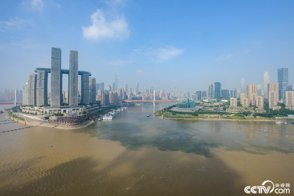 重庆朝天门两江交汇处泾渭分明