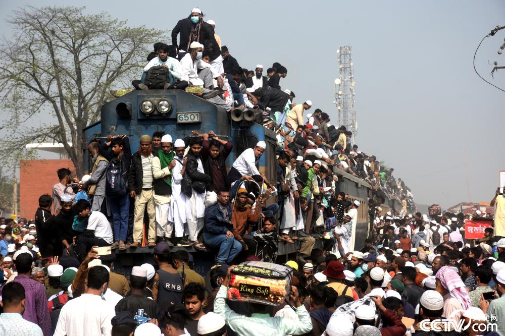 孟加拉国民众爬火车返乡场面壮观