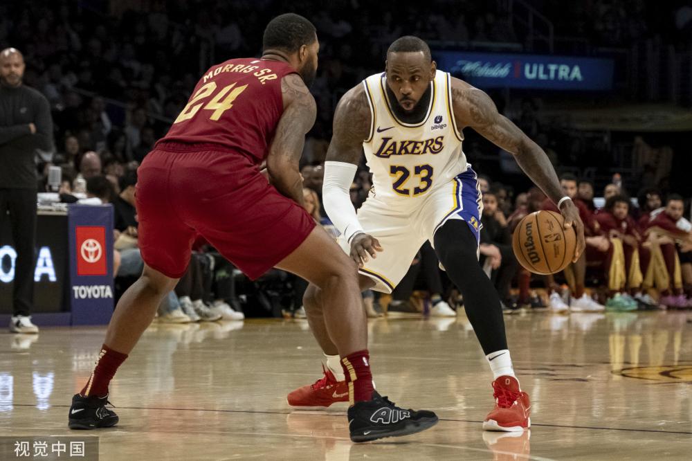 图詹姆斯2412戴维斯2213湖人克骑士4连胜