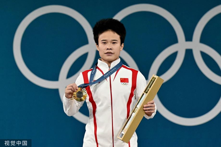 [图]举重女子49公斤级 侯志慧破挺举奥运纪录夺冠