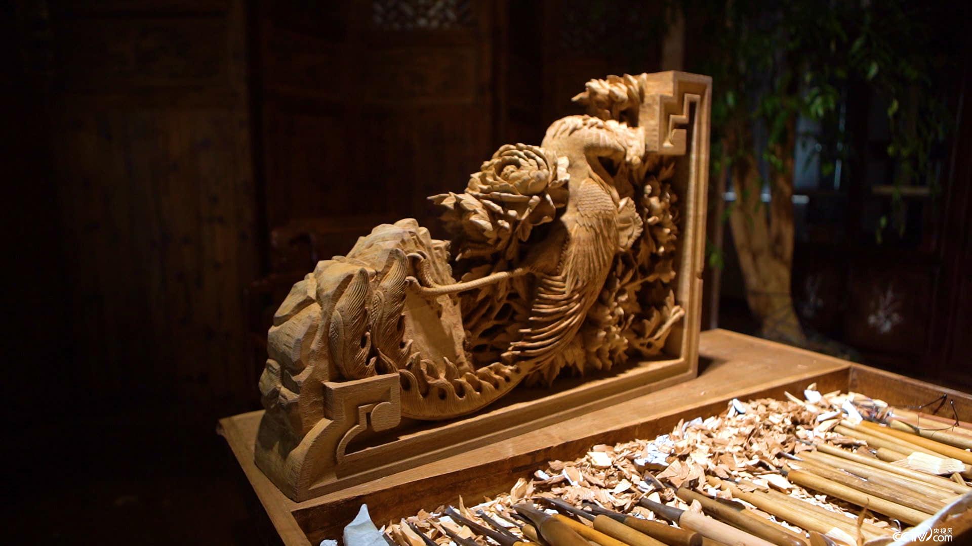 凤凰木雕牛腿展示凤凰木雕牛腿制作父子制作砖雕牛腿过程卢宅卢宅卢宅