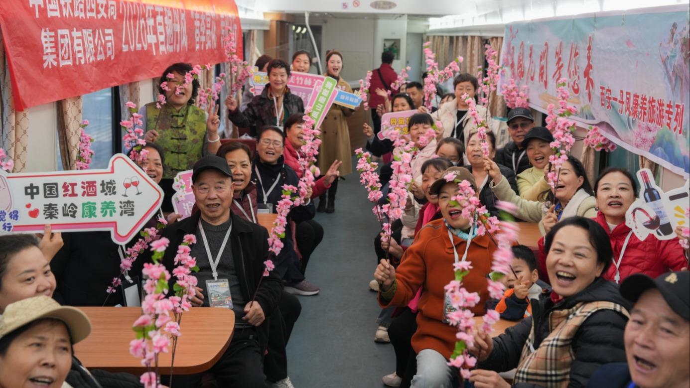 一趟趟旅游列车 驶向春天的花海