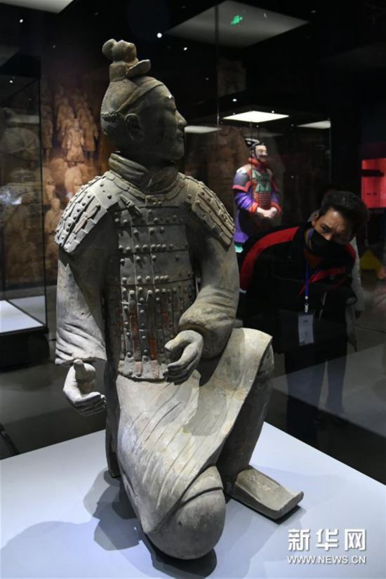 这是展出的跪射武士俑（4月24日摄）。新华社记者 朱峥 摄