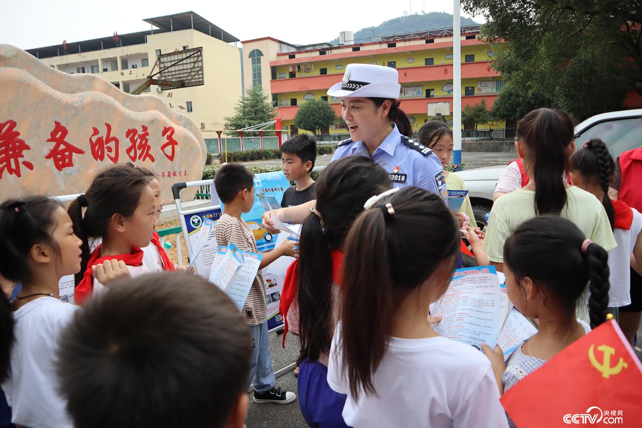 袁中敏与基层民警到学校开展交通安全宣传