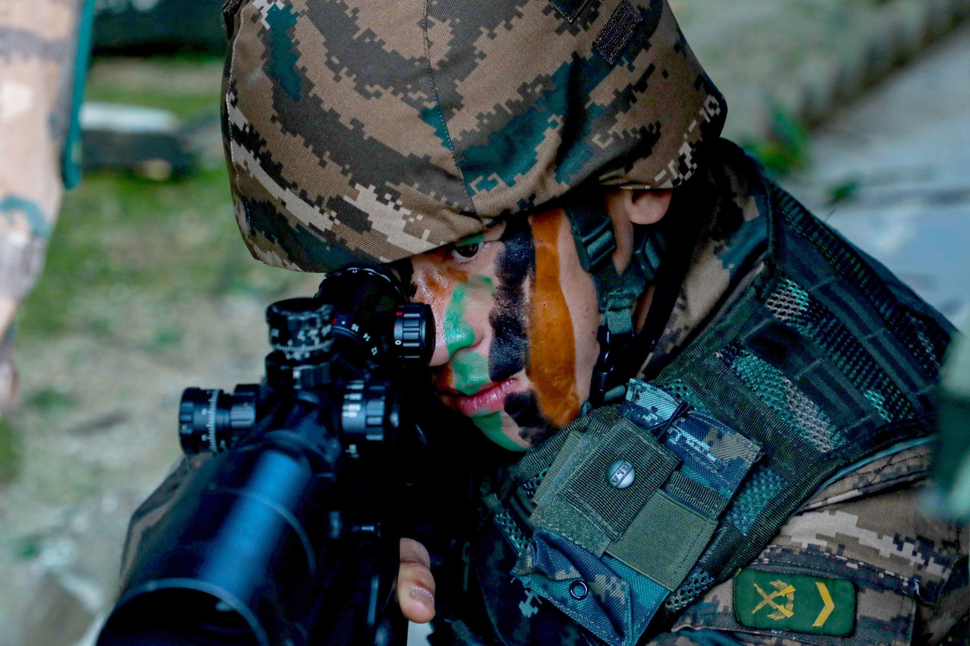 狙击手全神贯注瞄准目标