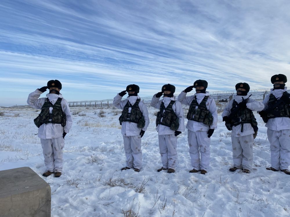 雪中巡逻他们是行走在边防线上的中国军人