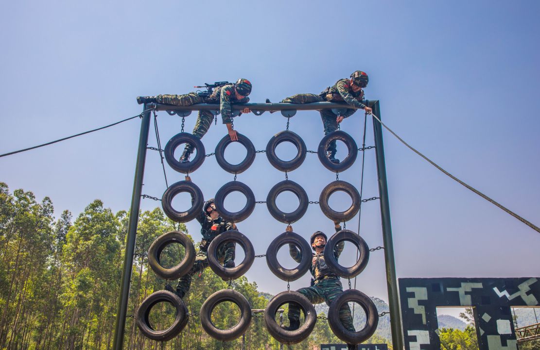 武警特战队员翻越障碍轮胎墙训练