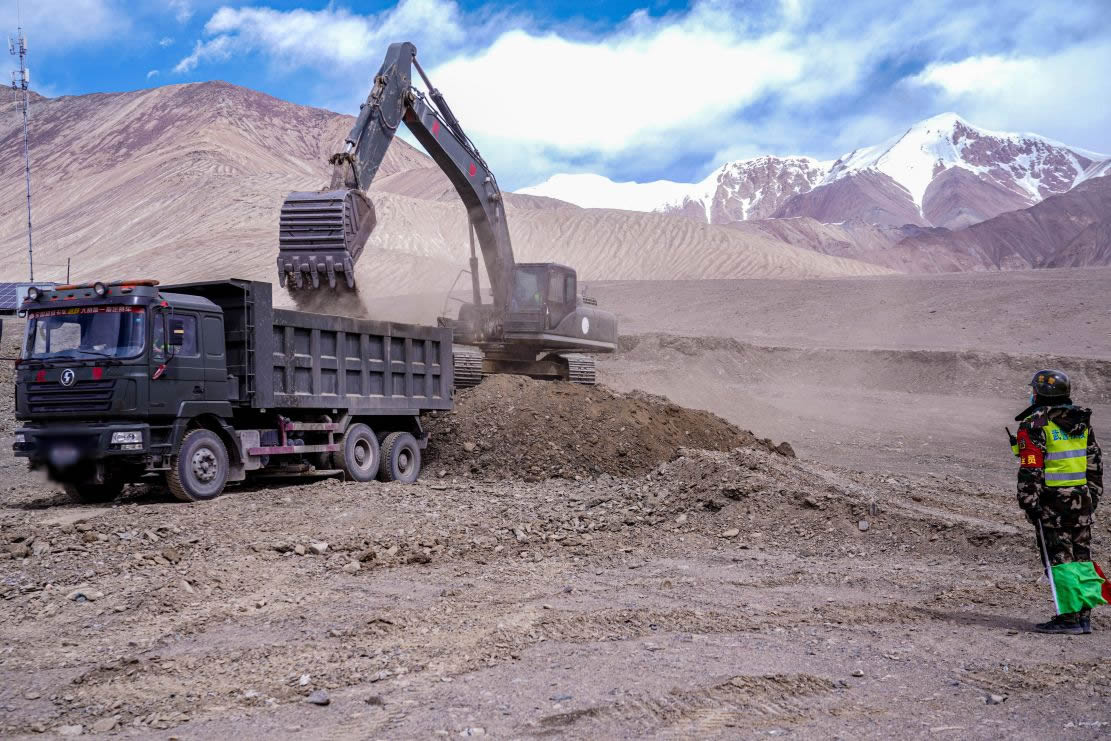 图为利用大型机械对砂石料进行装车