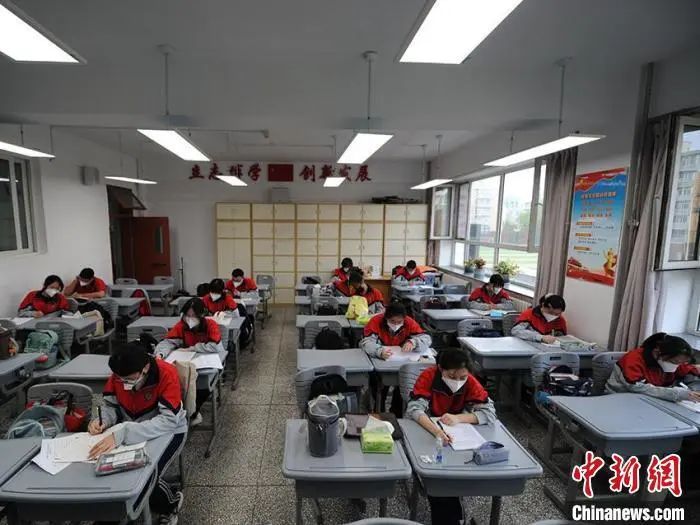 资料图：长春市第二中学的高三学生在复习功课。刘栋 摄