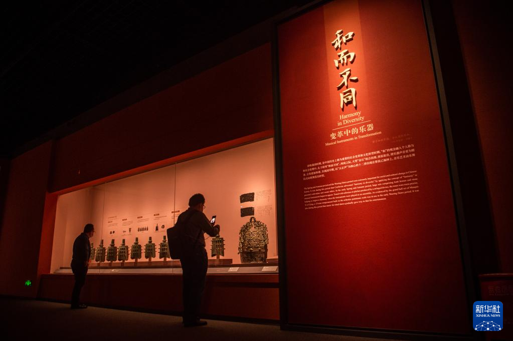 5月18日，观众在“龢：音乐的力量——中国早期乐器文化”展上观赏文物。