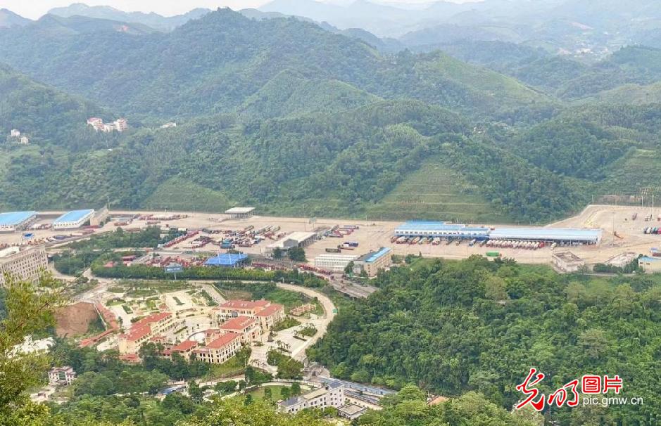 【民族团结党旗红】广西凭祥：筑牢疫情&ldquo;国门防线&rdquo; 稳边贸促发展